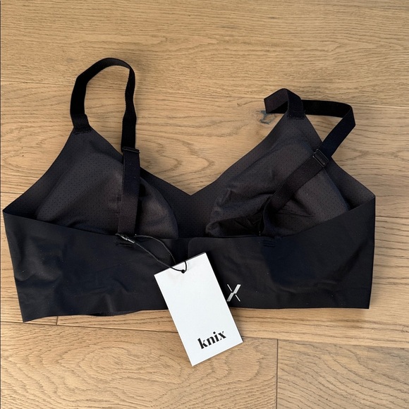 Knix Thin Strap Padded V-Neck Bra Size 4 in Black NWT - Picture 2 of 5